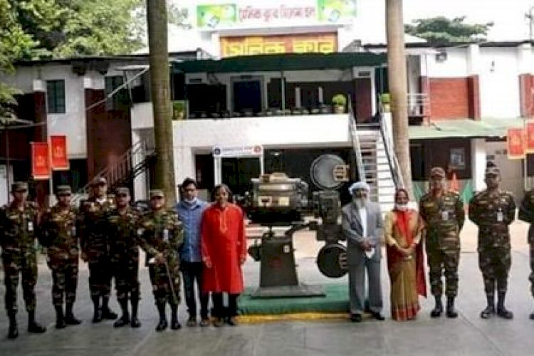 জবিকে সেনাবাহিনীর প্রধানের প্রজেক্টর হস্তান্তর