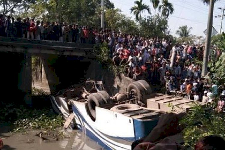 টুঙ্গিপাড়ায় বাস খাদে পড়ে নিহত ৪