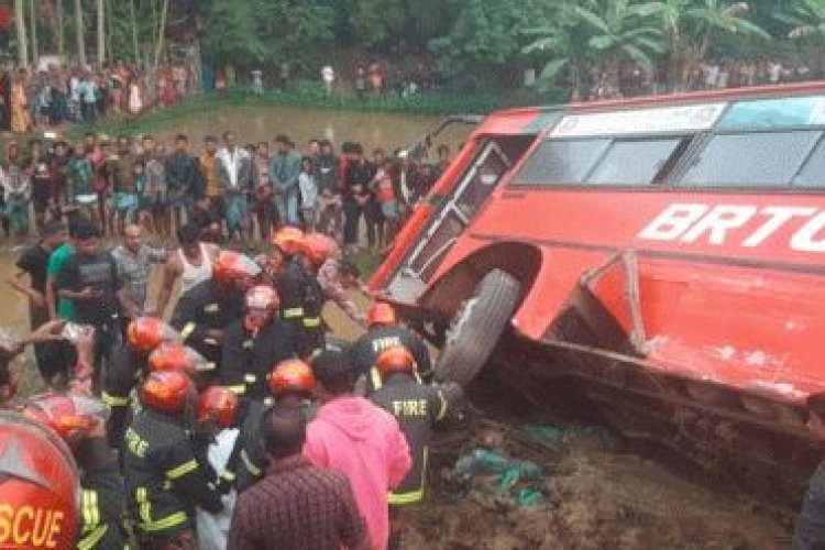 হবিগঞ্জে বাসচাপায় নারী ও শিশুসহ ৬ জন নিহত