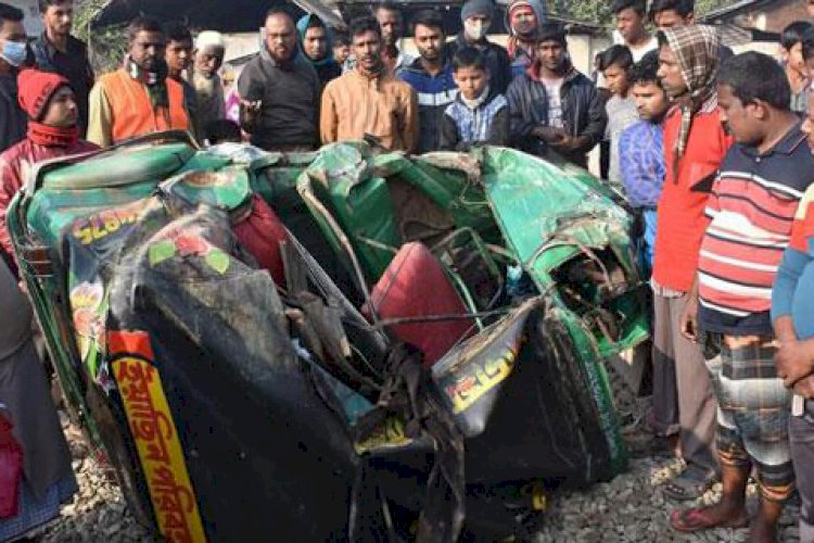 ট্রেনের ধাক্কায় সিএনজির এক যাত্রী নিহত