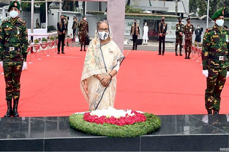 বঙ্গবন্ধুর প্রতিকৃতিতে প্রধানমন্ত্রীর শ্রদ্ধা