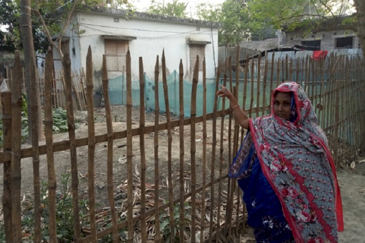 নিজ বাড়ী নিয়ে অসহায় প্রবাসীর স্ত্রী ও মেয়ে 