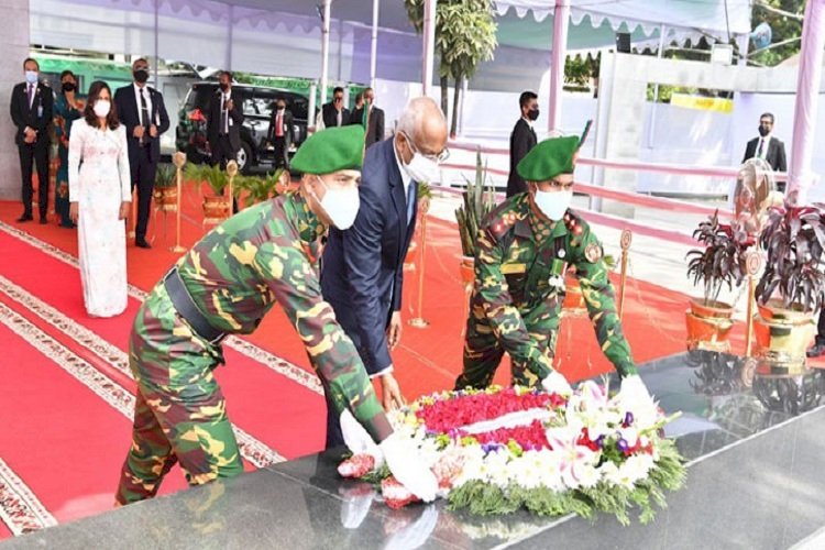 বঙ্গবন্ধুর প্রতিকৃতিতে শ্রদ্ধা জানালেন মালদ্বীপের রাষ্ট্রপতি