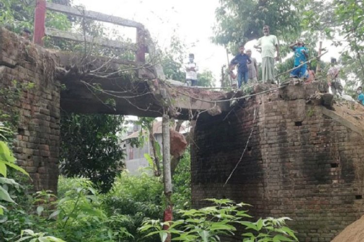 সেতু ভেঙে খাদে বালুবোঝাই ট্রাক