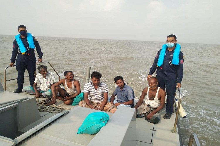 চট্টগ্রাম বর্হিনোঙ্গরে ডুবে যাওয়া বাল্কহেড থেকে ৫ জন ক্রু উদ্ধার