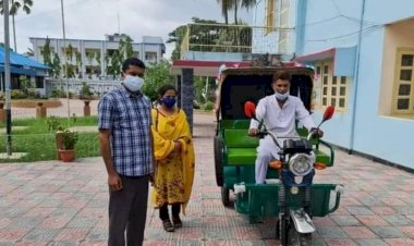 যুবলীগের সেই ফারুককে অটোরিকশা দিলেন প্রধানমন্ত্রী