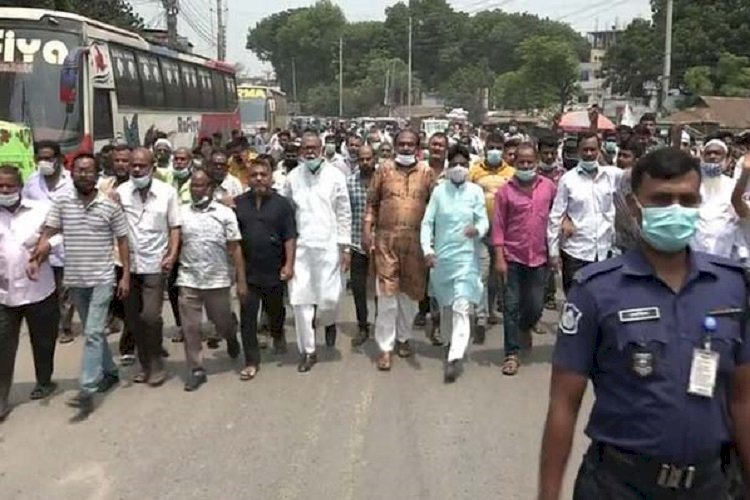 টাঙ্গাইলে গণপরিবহন চালুর দাবিতে বিক্ষোভ মিছিল