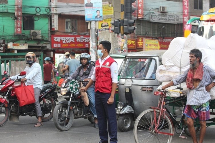 রাজধানীর যানযট নিরসনে ট্রাফিক পুলিশকে সহায়তা করছে রেড ক্রিসেন্টের স্বেচ্ছাসেবকরা