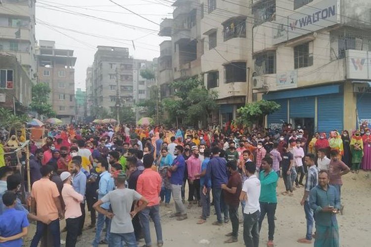 রাজধানীতে ছুটির দাবিতে গার্মেন্টস কর্মীদের বিক্ষোভ