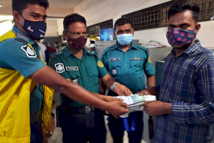 কুড়িয়ে পাওয়া টাকা মালিককে ফিরিয়ে দিলো পুলিশ