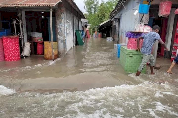 ঘূর্ণিঝড় ‘ইয়াস’: সাতক্ষীরায় শতশত গ্রাম ও চিংড়ী ঘের প্লাবিত