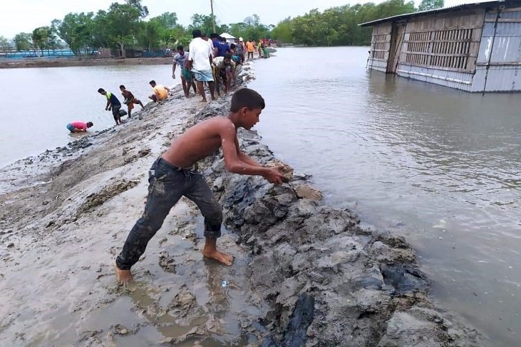 জলোচ্ছ্বাসে সাতক্ষীরার উপকূলীয় ১০ হাজার বাড়ি-ঘর বিধ্বস্ত