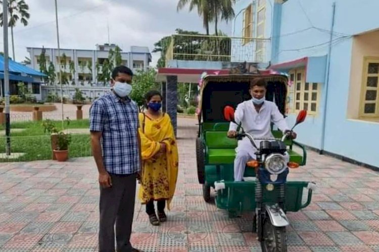 যুবলীগের সেই ফারুককে অটোরিকশা দিলেন প্রধানমন্ত্রী