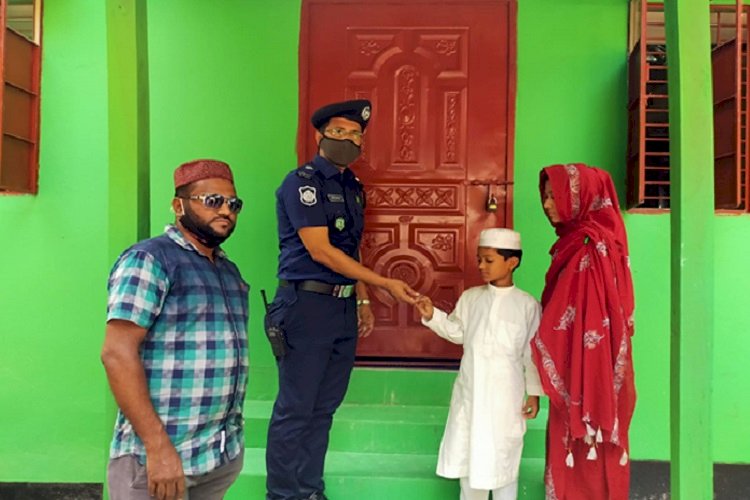 নিহত এএসআই'র পরিবারকে ঘর নির্মাণ করে দিলেন ডিএমপি কমিশনার