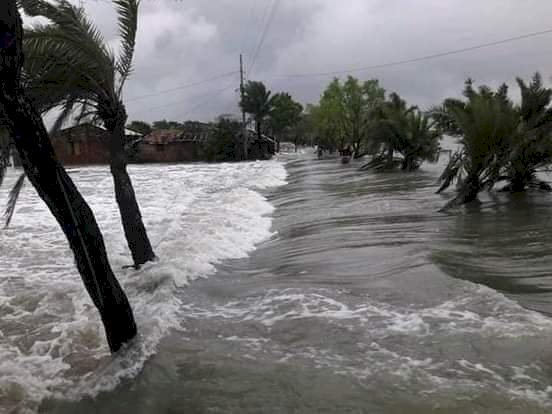 বেড়িবাঁধ ভেঙ্গে ঝুঁকিতে খুলনার উপকূলের বাসিন্দারা