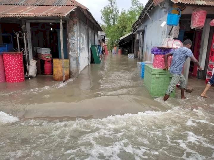 ঘূর্ণিঝড় ‘ইয়াস’: সাতক্ষীরায় শতশত গ্রাম ও চিংড়ী ঘের প্লাবিত