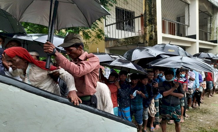 ইউপি নির্বাচন : বৃষ্টি উপেক্ষা করে ভোটারদের দীর্ঘ সারি