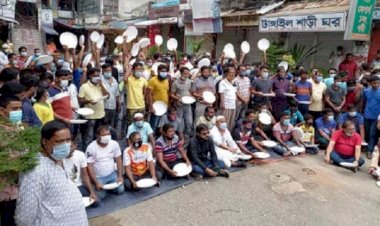 লকডাউন প্রত্যাহারের দাবিতে রাজশাহীতে থাল হাতে ব্যবসায়ীদের বিক্ষোভ