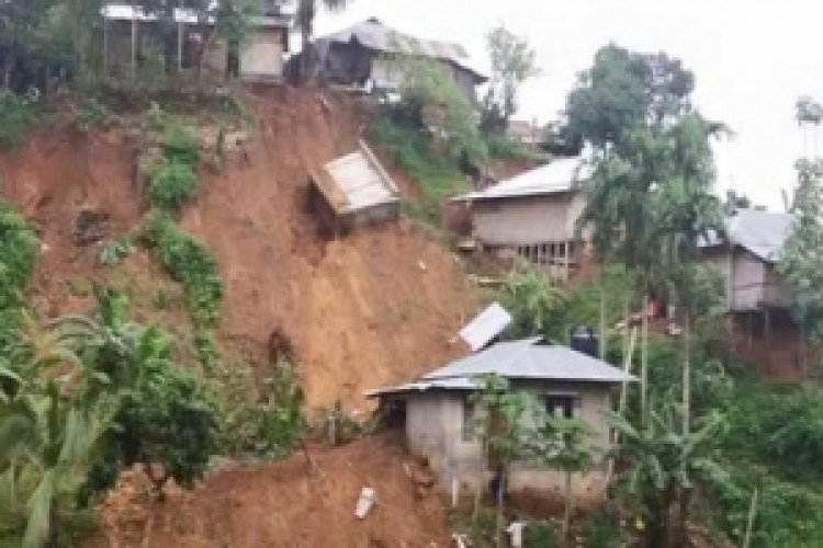 সারাদেশে ভারী বর্ষণ, পাহাড় ধসের শঙ্কা 