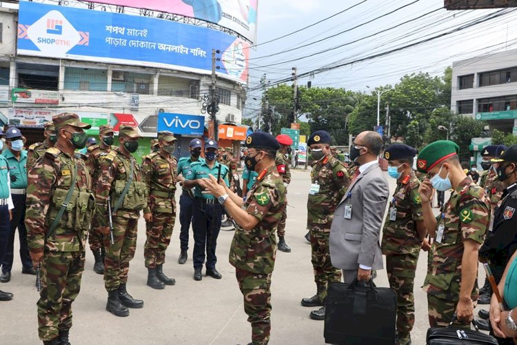 খুলনা জেলায় সেনাবাহিনীর টহল কার্যক্রম পরিদর্শন করলেন সেনাবাহিনী প্রধান