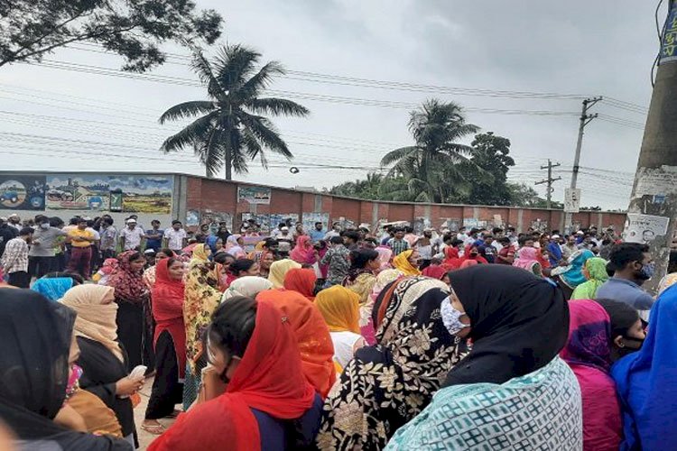 সড়ক অবরোধ : তারিখ নয় বেতন ভাতা চায় শ্রমিকেরা