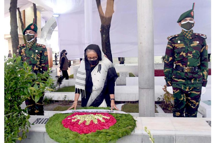 জাতীয় শোক দিবসে বঙ্গবন্ধুর প্রতিকৃতিতে প্রধানমন্ত্রীর শ্রদ্ধা