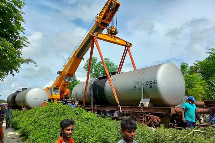 ১২ ঘণ্টা পর ঢাকা-খুলনা রুটে ট্রেন চলাচল শুরু