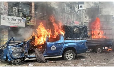 গাজীপুরে পুলিশের সঙ্গে শিক্ষার্থীদের ব্যাপক সংঘর্ষ, পুলিশের গাড়ি-বক্সে আগুন