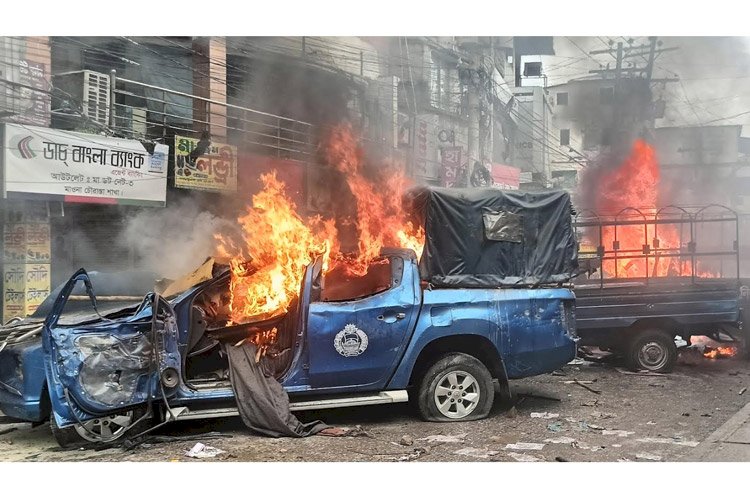 গাজীপুরে পুলিশের সঙ্গে শিক্ষার্থীদের ব্যাপক সংঘর্ষ, পুলিশের গাড়ি-বক্সে আগুন