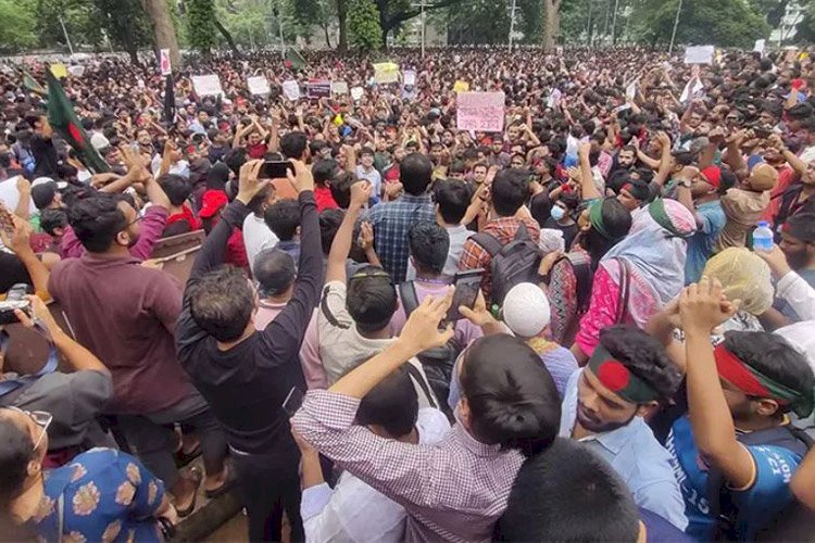 জনসমুদ্রে পরিণত হয়েছে রাজধানীর কেন্দ্রীয় শহীদ মিনার